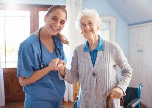 Krankenschwester mit einer älteren Frau nach einer medizinischen Beratung. Gesundheitsfürsorge, Unterstützung und Pflegekraft oder Arzt bei der Untersuchung einer älteren Dame